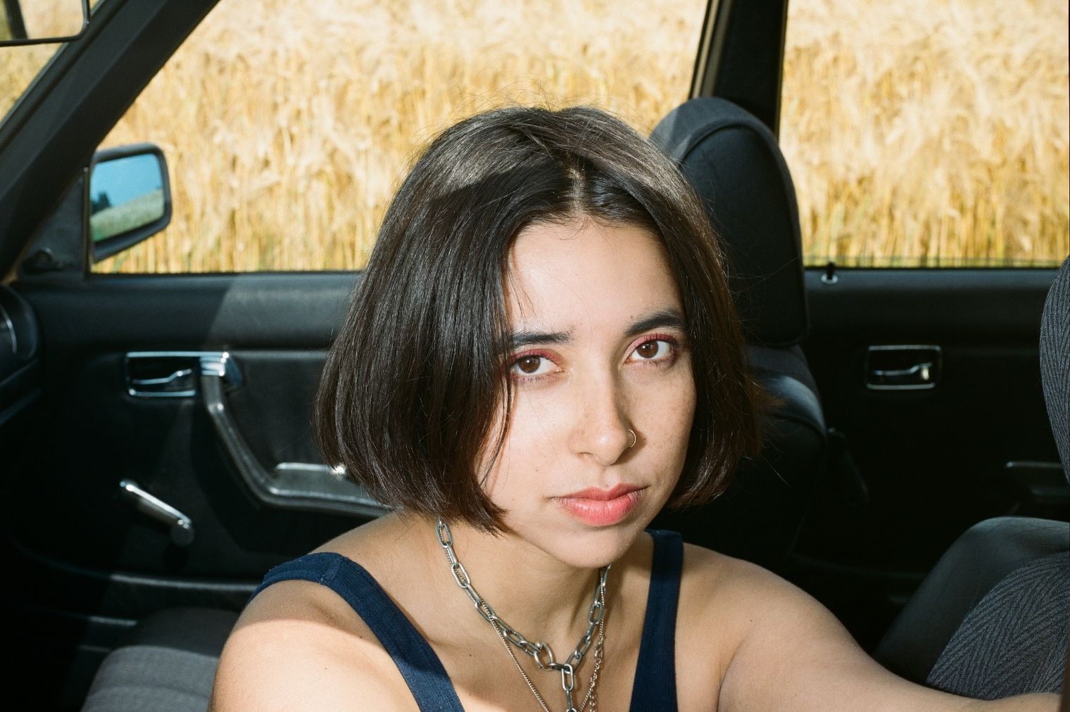 Die Sängerin Brenda Blitz sitzt in einem Auto und blickt direkt in die Kamera